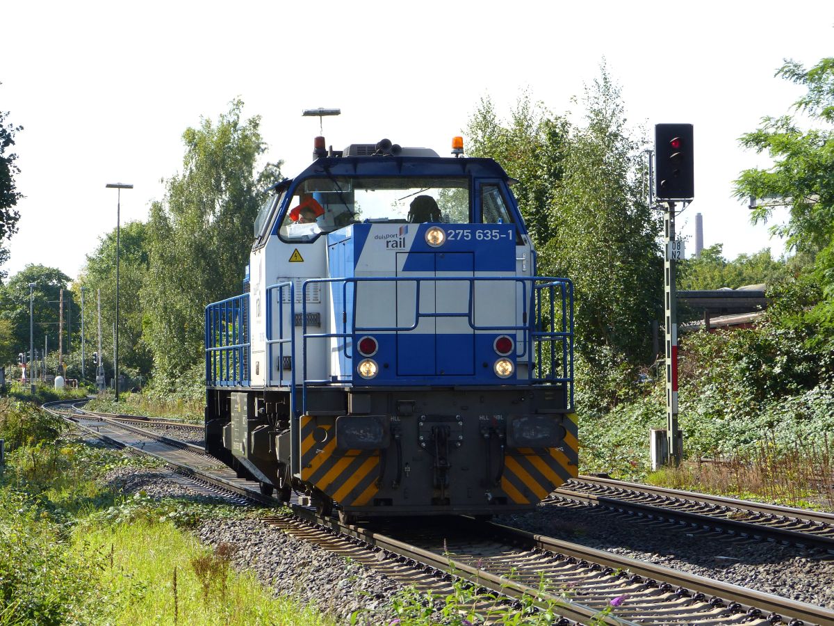 Duisport Rail Diesellok 275 635-1 bei Bahn�bergang Atroper Stra�e, Duisburg 14-09-2017.

Duisport Rail dieselloc 275 635-1 bij de overweg Atroper Stra�e, Duisburg 14-09-2017.