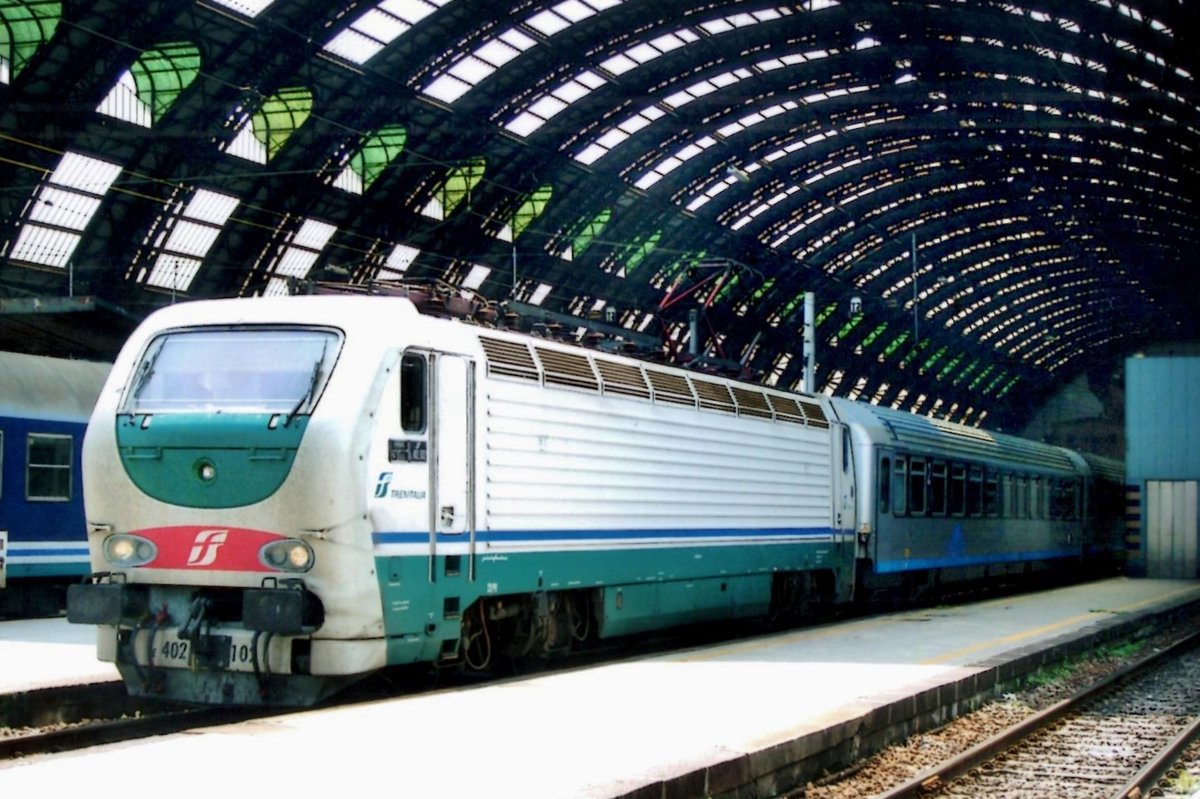 E 402 102 steht am 18 Mai 2008 in Milano Centrale.