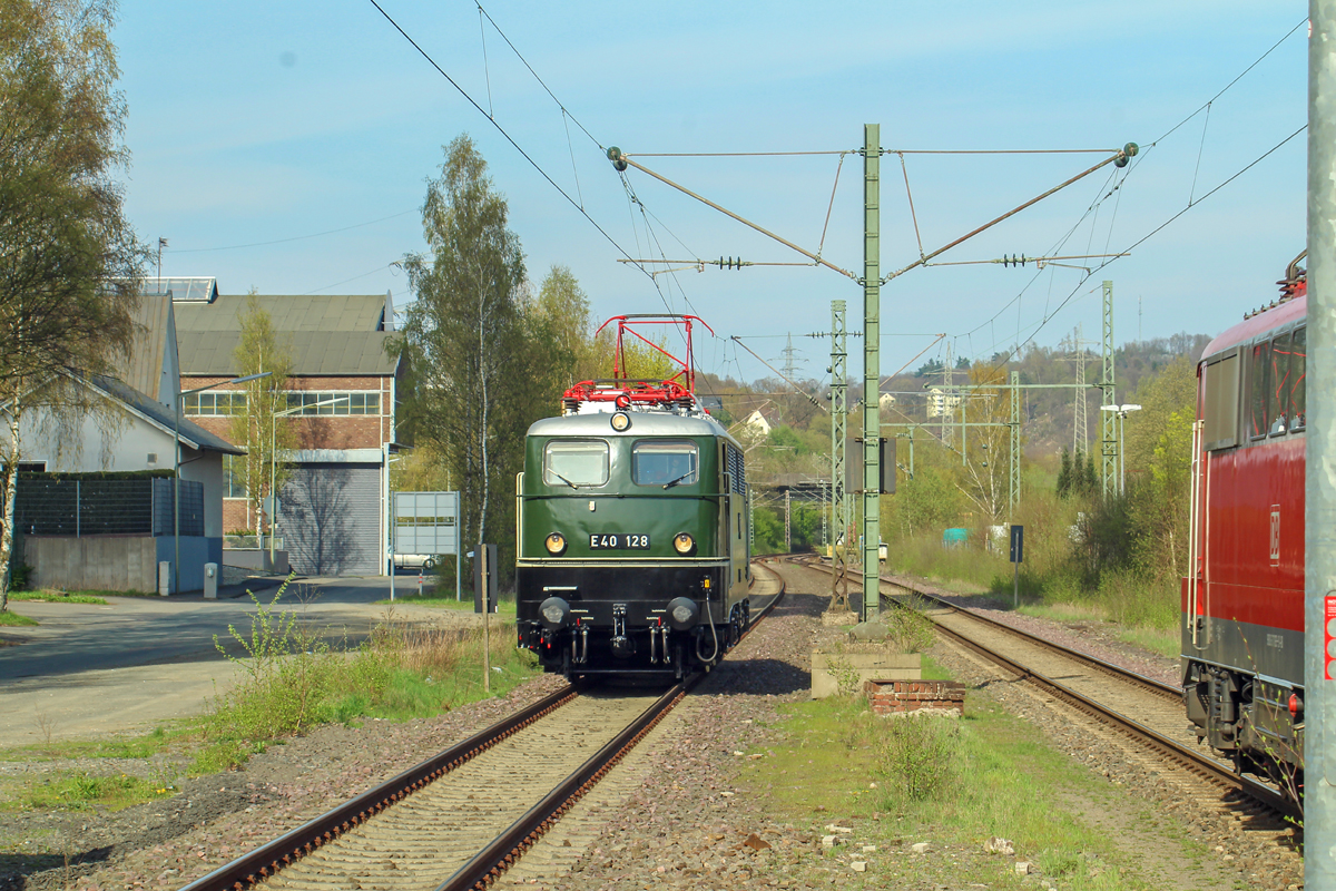 E40 128 als Tfzf 91341 durchfährt heute am Dienstag, den 17.04.2018 Eiserfeld in Richtung Betzdorf (Sieg) bzw. weiter in Richtung Koblenz-Lützel. Der Zug hatte aufgrund der etwas höheren Auslastung der Siegstrecke rund 30 Minuten Verspätung. Rechts im Bild sieht man abgeschnitten die 111 112 als RE 9 Richtung Siegen auf ein Hp0 zeigendes Blocksignal zurollen.