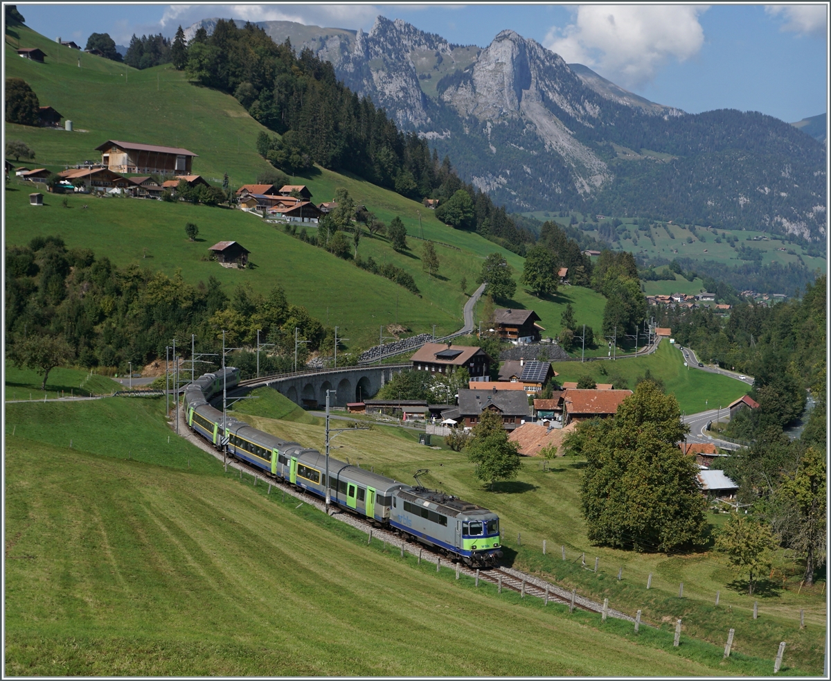Ebenfalls bei Garstatt zeigt sich in der Gegenrichtung die BLS Re 4/4 II 501 mit ihrem EW III Wagensatz als RE auf der Fahrt nach Interlaken Ost.

18. Sept. 2021