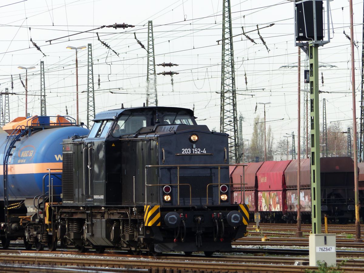 EBM Cargo Diesellok 203 152-4  Felix  G�terbahnhof Oberhausen West 31-03-2017.

EBM Cargo dieselloc 203 152-4  Felix  goederenstation Oberhausen West 31-03-2017.