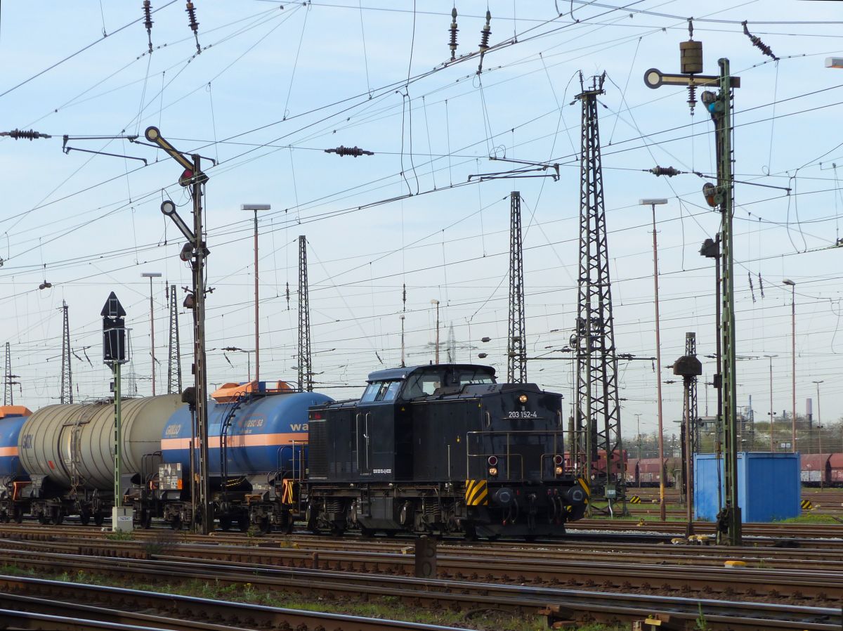 EBM Cargo Diesellok 203 152-4  Felix  G�terbahnhof Oberhausen West 31-03-2017.

EBM Cargo dieselloc 203 152-4  Felix  goederenstation Oberhausen West 31-03-2017.