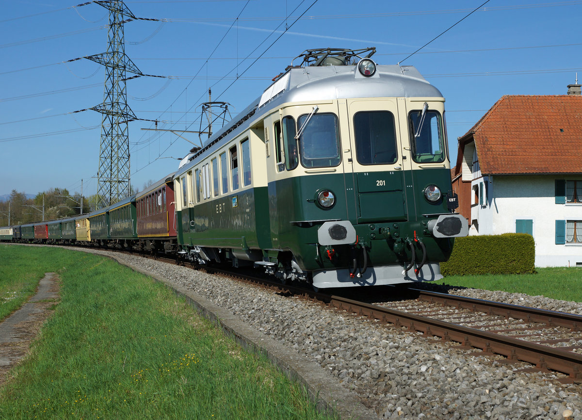 EBT: BDe 4/4 I 201 (ehemals SOB) des Vereins Pendelzug Mirage Zell vor einem Sonderzug bei Lyss am 10. April 2016.
Foto: Walter Ruetsch