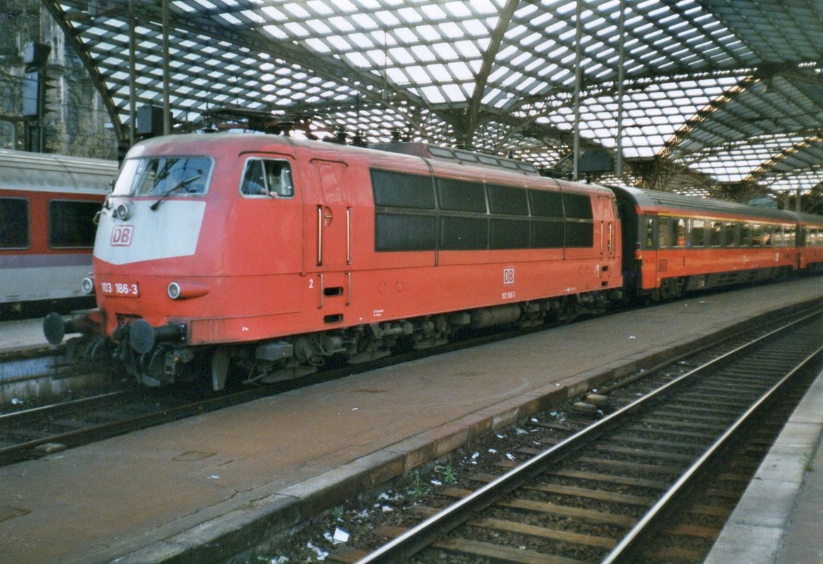 EC 'Joseph Haydn' steht am 16 April 1998 mit 103 186 in Köln Hbf. 