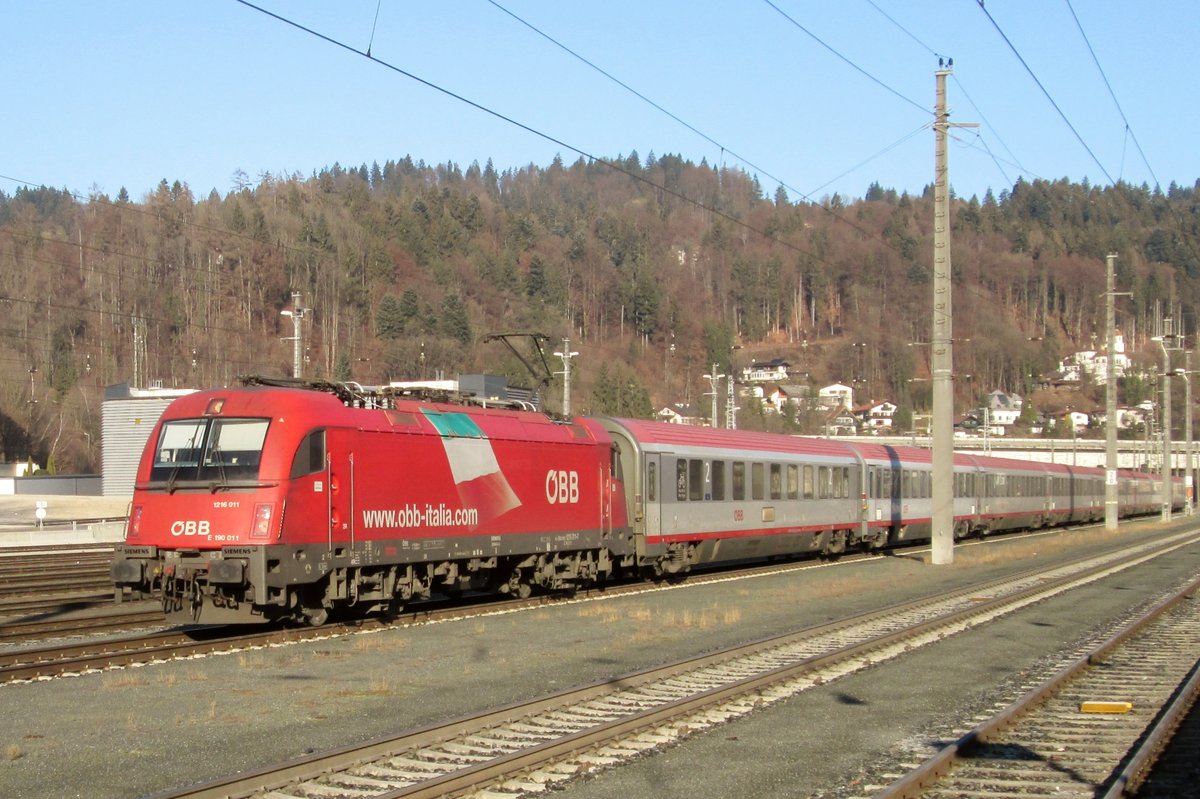 EC nach Bologna mit 1216 011 treft am 29 Dezember 2016 in Kufstein ein.