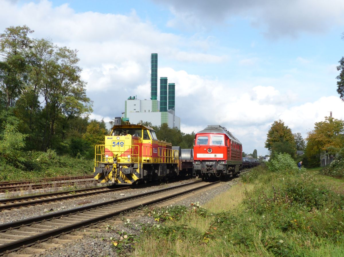EH (Eisenbahn und H�fen GmbH) Diesellok 549 en DB Cargo Diesellok 232 117-2 Wanheim, Angerhausen, Duisburg. Atroper Stra�e, Duisburg 13-10-2017.

EH (Eisenbahn und H�fen GmbH) dieselloc 549 en DB Cargo dieselloc 232 117-2 Wanheim, Angerhausen, Duisburg. Atroper Stra�e, Duisburg 13-10-2017.