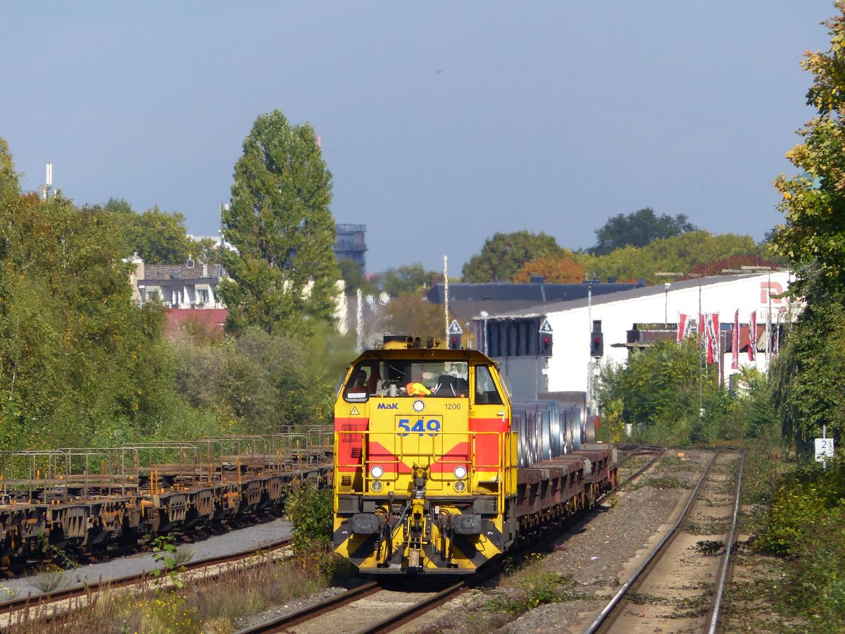 EH (Eisenbahn und H�fen GmbH)Diesellok 549 Wanheim Angerhausen, Duisburg. Atroper Stra�e, Duisburg 13-10-2017. 

EH (Eisenbahn und H�fen GmbH) dieselloc 549 Wanheim Angerhausen, Duisburg. Atroper Stra�e, Duisburg 13-10-2017. 