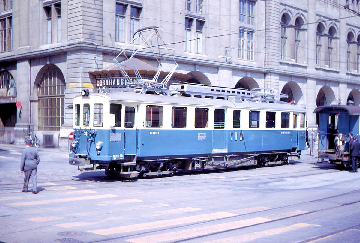 Ehemalige Vereinigte Bern-Worb-Bahnen VBW, Bern Kornhausplatz - Bolligen - Worb-Linie: Der frisch revidierte VBW Triebwagen 38 auf dem Kornhausplatz in Bern, 1.Mai 1966 