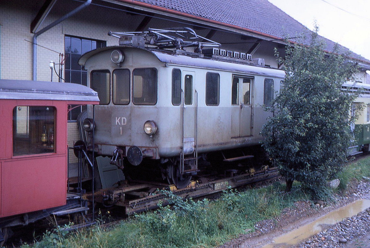 Ehemalige Vereinigte Bern-Worb-Bahnen VBW, Bern Kornhausplatz - Bolligen - Worb-Linie: Während vielen Jahren rangierte der Normalspurtriebwagen der Kartonnage-Fabrik Deisswil Normalspurgüterwagen im Fabrikgelände. Hier steht der Wagen auf einem Rollschemel in Worblaufen. 9.Juli 1969  