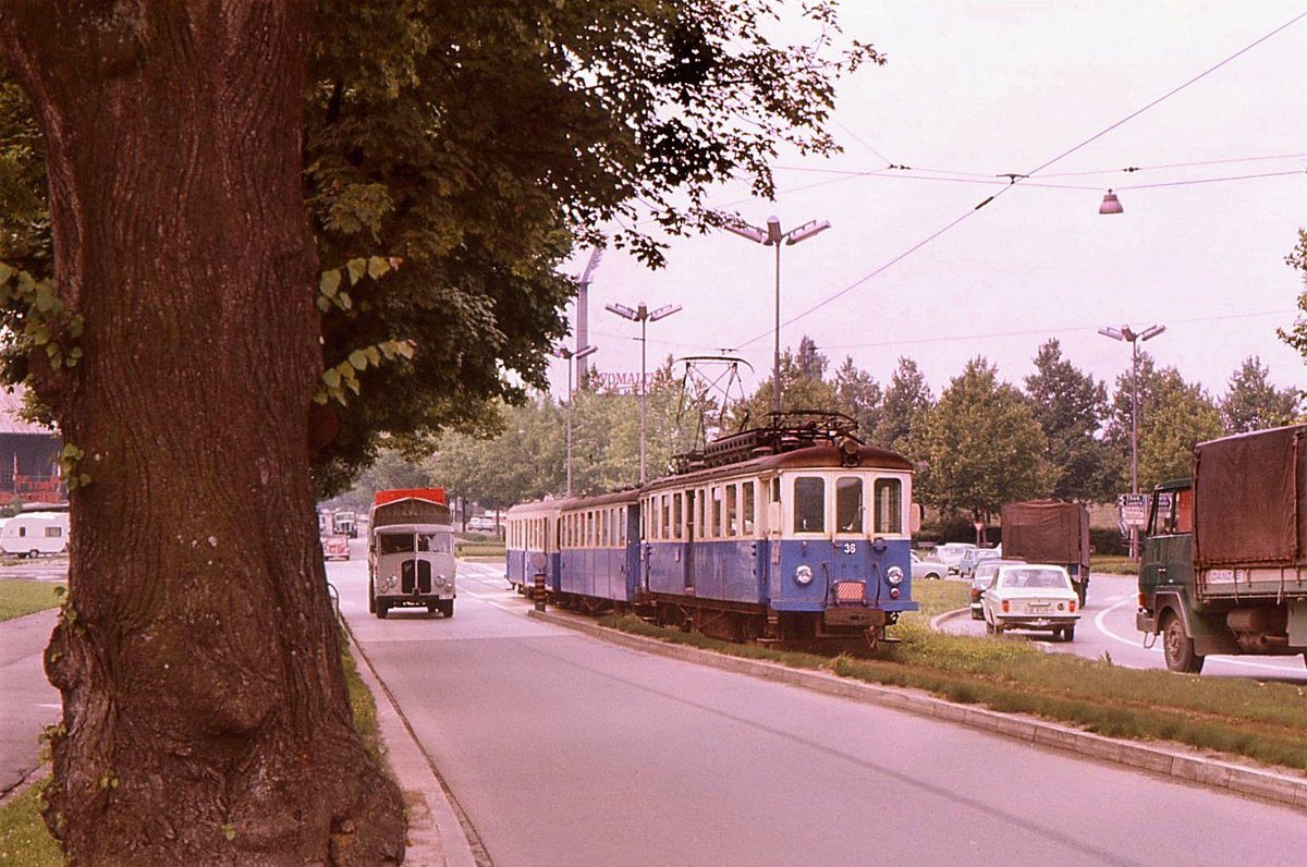 Ehemalige Vereinigte Bern-Worb-Bahnen VBW, Bern Kornhausplatz - Bolligen - Worb-Linie: Triebwagen 36 mit Zwischenwagen 10 und Steuerwagen BDt 84, auf der einstigen Linie zwischen Ittigen und Wankdorf Stadion, in der Nähe des Wankdorf Stadions. 28.Juni 1973 