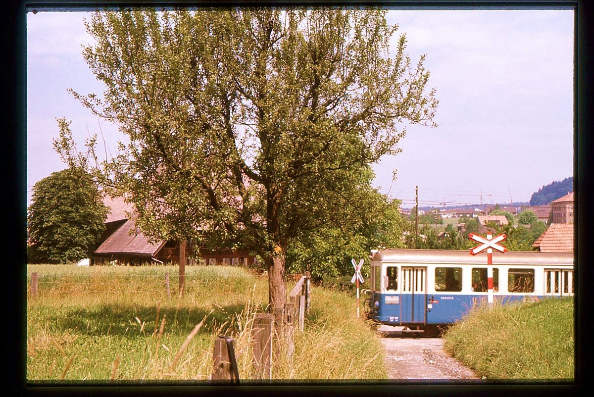 Ehemalige Vereinigte Bern-Worb-Bahnen VBW, Bern Kornhausplatz - Bolligen - Worb-Linie: Steuerwagen BDt 81 auf der einstigen Linie zwischen Ittigen und Wankdorf Stadion. 28.Juni 1973 