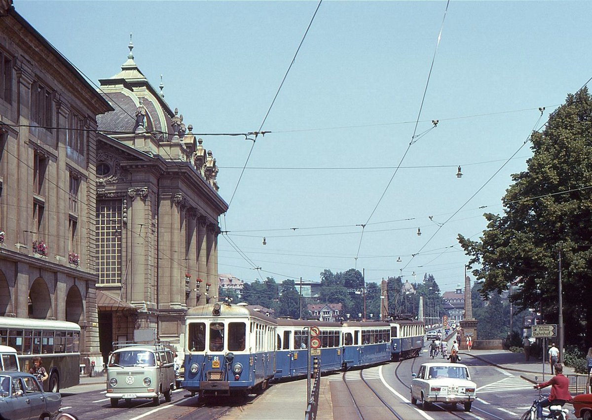 Ehemalige Vereinigte Bern-Worb-Bahnen VBW, Bern Kornhausplatz - Bolligen - Worb-Linie: Der Berner Kornhausplatz - Ausfahrt eines VBW-Zuges auf die Kornhausbrücke. Triebwagen 38 - die beiden Occasionwagen aus Pforzheim 16 und 17 - Steuerwagen 81, 5.Juli 1973 