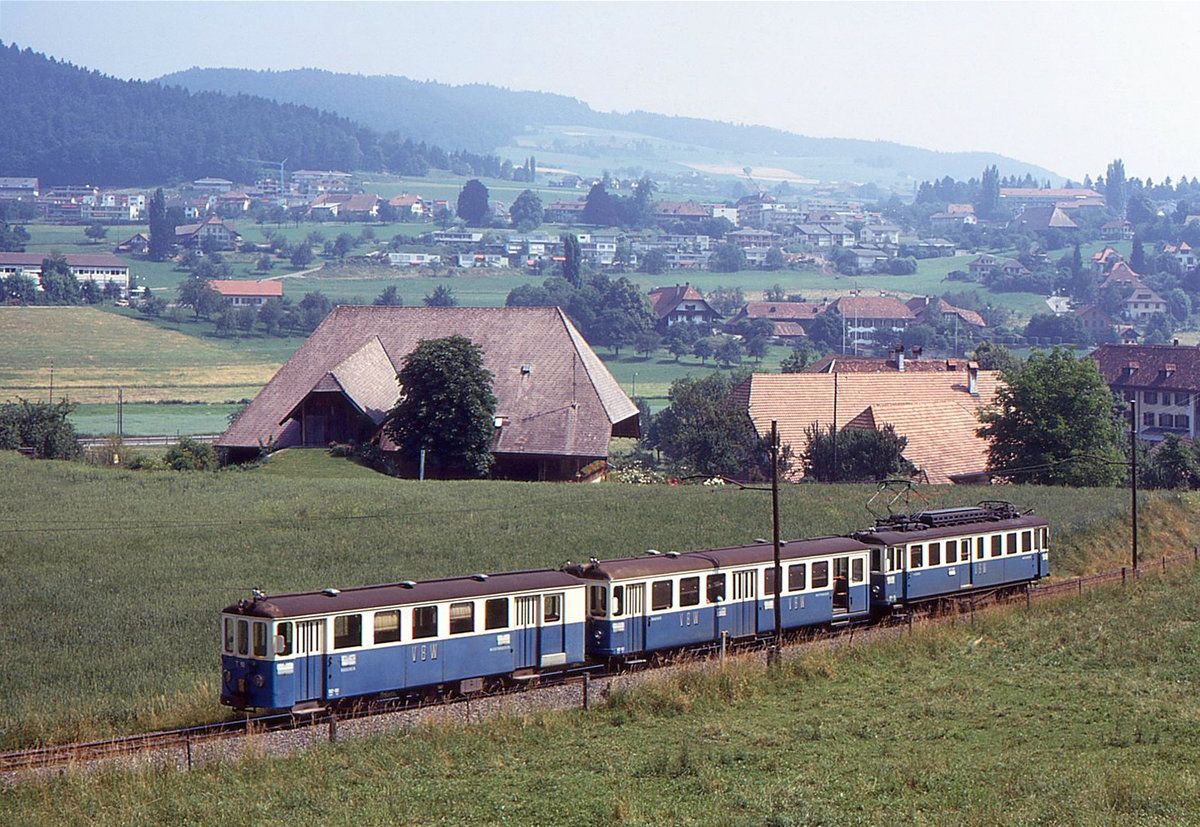 Ehemalige Vereinigte Bern-Worb-Bahnen VBW, Bern Kornhausplatz - Bolligen - Worb-Linie: Triebwagen 36 - Steuerwagen BDt 82 - Steuerwagen dreiachsig BDt3 80 oberhalb Ittigen, 5.Juli 1973 