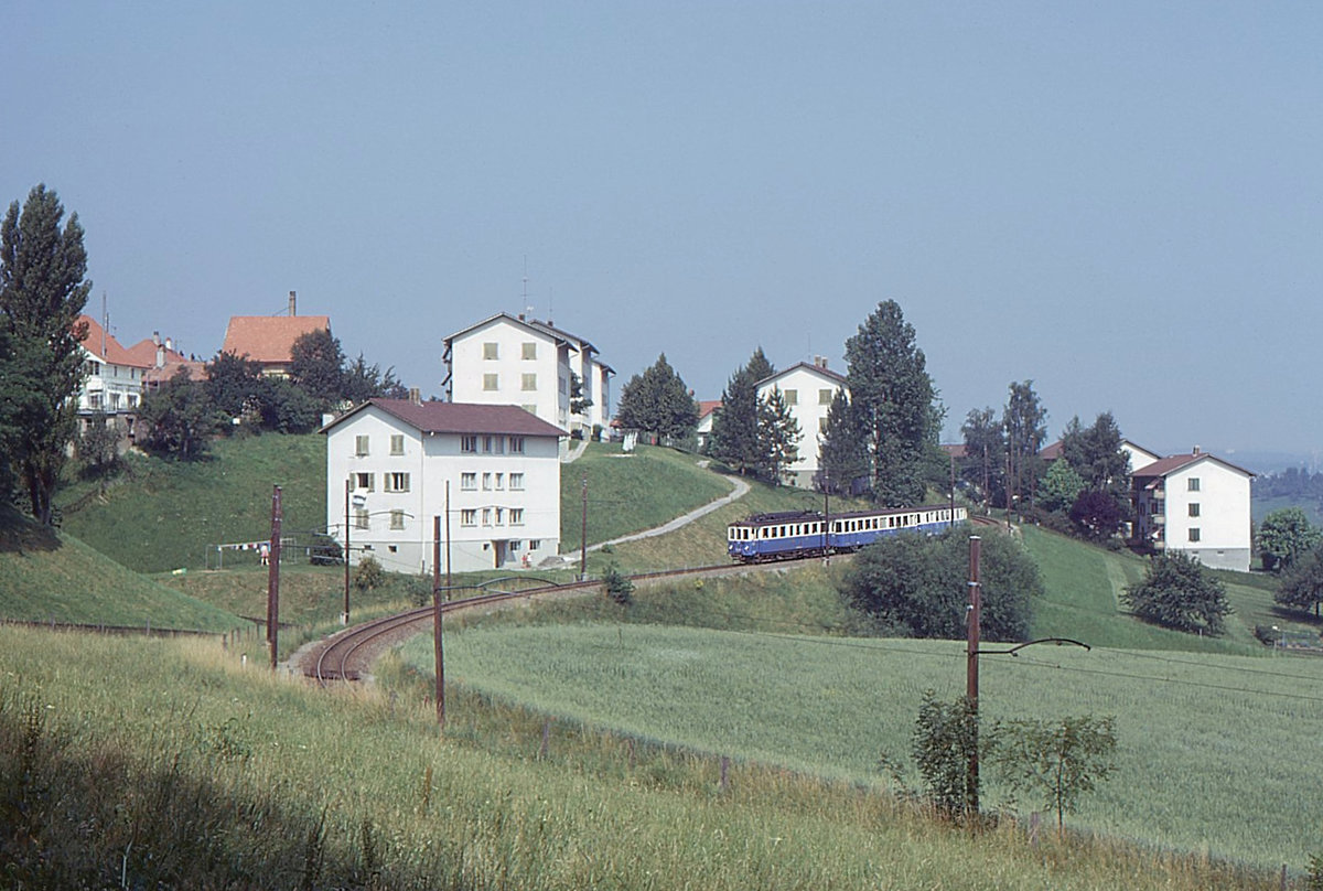 Ehemalige Vereinigte Bern-Worb-Bahnen VBW, Bern Kornhausplatz - Bolligen - Worb-Linie: Zug mit Triebwagen 36 und den beiden Steuerwagen BDt82 und dem Dreiachser BDt3 80 im Abstieg vom Wankdorf nach Ittigen hinunter, 5.Juli 1973 