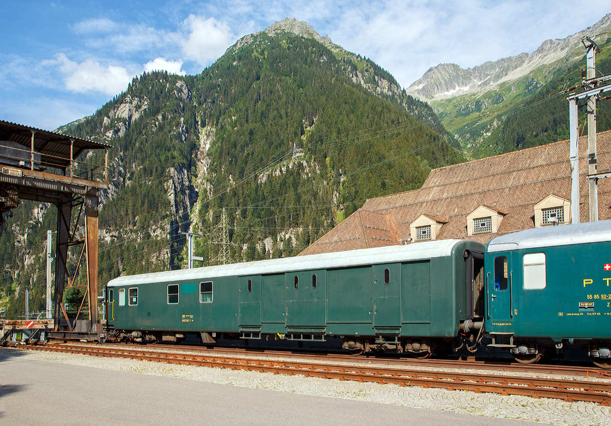 
Ehemaliger Schweizer EWII Bahnpostwagen Z 50 85 00-33 939-7 CH-SLM der SLM GmbH, Schorno Locomotive Management, ex Z 50 85 00-33 939-7 CH-POST, abgestellt am 01.08.2019 beim Bahnhof Gschenen.

Im Gegensatz zu der Serie Einheitswagen I wurden bei der Einheitswagen II Serie auch Gepckwagen und Postwagen (als Privatwagen bei den SBB eingestellt), zwischen 1968 und 1970, gebaut.
TECHNISCHE DATEN:
Spurweite: 1.435 mm (Normalspur)
Lnge ber Puffer: 22.700 mm
Drehzapfenabstand: 16.500 mm
Achsabstand im Drehgestell: 2.700 mm
Eigengewicht: 31 t
Nutzlast: 13 t
Bremse: O-PR
