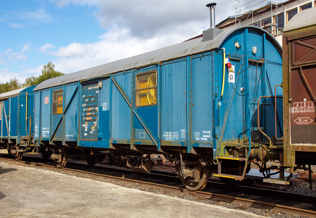 
Ehemaliger Werkstatt-Gerätewagen 469 (Bauart 469) 60 80 99-24 277-8 der GB Bahnbau, BFOKarlsruhe, zum Kranzug EDK 822 (97 82 45 004 17-8, ex 80 80 979 0 002-7), seit 2008 Eigentum von Eisenbahnbedarf Bad Nauheim (EBN), ab 2009 NVR-Nummer 75 80 2429 291-7 D-EBN, am 02.10.2016 beim Tag der offenen Tür der BLE Butzbach-Licher Eisenbahnfreunde e. V. in Butzbach.

Der ursprüngliche Wagen wurde 1944 von der Waggonfabrik Steinfurt in Königsberg (Preußen) als MCi-43 (Behelfspersonenwagen) Stuttgart 8374 für die DR gebaut. Nach dem Krieg verblieb er im Westen und wurde 1954 zum Waschwagen BA 486 umgebaut, ab 1964 erhielt er die Betriebs-Nr. 60 80 99-29 210-4. 1975 erfolgte der Umbau zum Werkstatt-Gerätewagen BA 469 und der Wagen kam zum Gleisbauhof Karlsruhe (DB), wo er als Gerätewagen zum 32 t-Kranzug 822 (EDK 822) Verwendung fand, bis er 2008 ausgemustert wurde.

TECHNISCHE DATEN als BA 469:
Spurweite: 1.435 mm
Anzahl der Achsen: 2
Länge über Puffer : 12.800 mm
Achsabstand: 8.000 mm
Eigengewicht: 13.240 kg
Höchstgeschwindigkeit :100 km/h (ursprünglich 75 km/h, 1970-75  90 km/h)
Betriebsbremse: Hik-GP (Hildebrand-Knorr), pneumatisch, einlösig
Bremsgewicht:  13 t (G) / 14 t (P) 
Sonstiges:   5 kW-Stromaggregat
