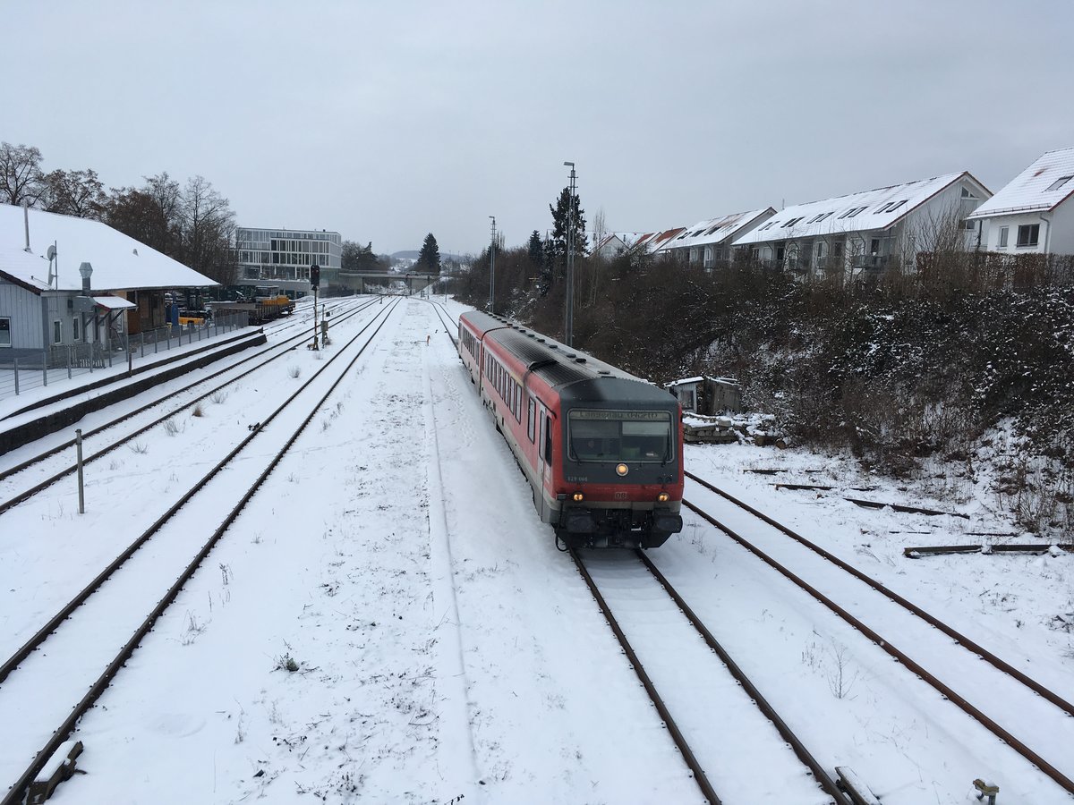 Eigentlich hatte ich auf einen neuen Diesel Triebwagen der Br 644 gehofft, da dieser mit seiner neueren Form und Lackierung sicher besser ausgesehen hätte, aber dann kam doch noch das bewährte alt Material: 

628 006 fährt durch das  Winterland  als Rb nach Ulm Hbf in den Bahnhof Ehingen ein.

17.01.17