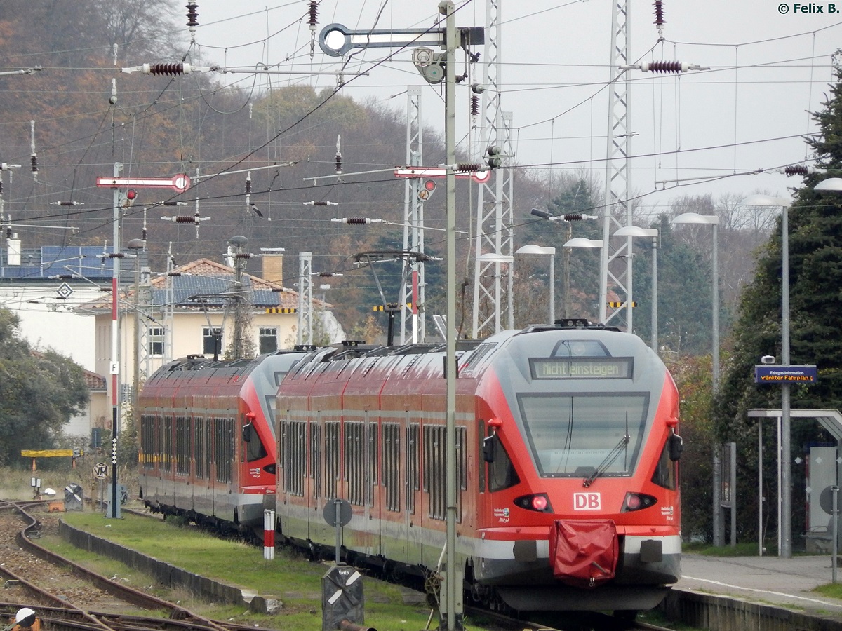 Eigentlich selten, dass zwei Flirts in Sassnitz stehen, aber während den Streks häufig zu beobachten. Zwei 5-teilige Stadler Flirt in Sassnitz am 08.11.2014