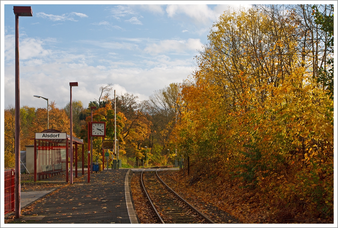 Eigentlich sollte um diese Uhrzeit ein Triebzug der Daadetalbahn kommen, aber nicht samstags...
So bleibt nur diese herbstliche Aufnahme bei diesem schnen Licht von dem Haltepunkt Alsdorf an der KBS 463 (Daadetalbahn), hier am 26.10.2013 