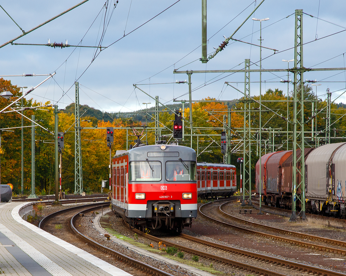 Ein 420er Langzug bzw. zwei gekuppelte dreiteilige ET 420 (420 936-7 / 420 436-8 und 420 457-4 / 420 957-3) der S-Bahn Rhein-Ruhr erreicht am 07.10.2015 den Bf Au (Sieg), etwas später fährt er wieder in Richtung Köln. Ein etwas ungewöhnlicher Besuch im Bf Au(Sieg) denn hier fährt eigentlich die S-Bahn Köln und nicht die S-Bahn Rhein-Ruhr.  Meine Vermutung ist das er wohl auf Probefahrt war.