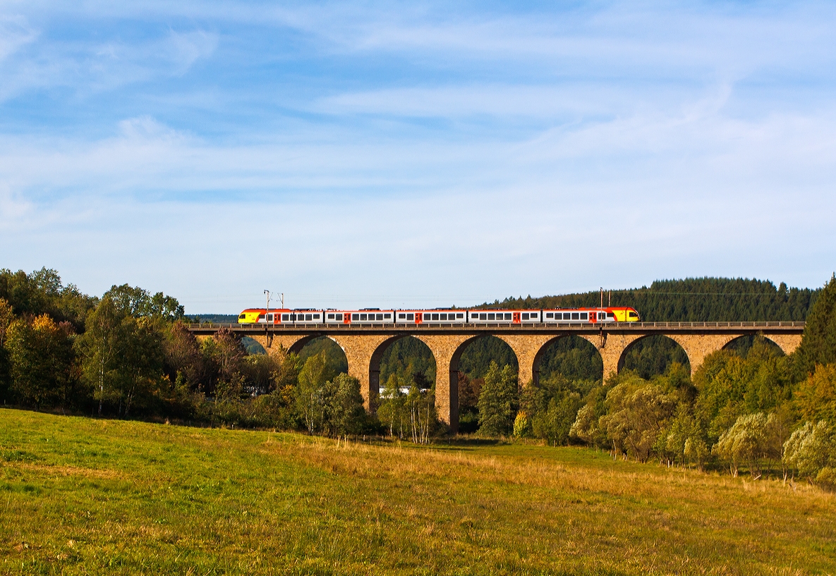 Ein 5-teiliger Flirt der HLB (Hessischen Landesbahn) als RE 99 Main-Sieg-Express (Frankfurt am Main-Gieen-Siegen) hier Umlauf HLB 24966, fhrt am 03.10.2013 ber den Rudersdorfer Viadukt in Richtung Siegen, nchster Halt ist die Endstation Siegen. 

Der Rudersdorfer Viadukt wurde zwischen 1914 und 1915 gebaut, und gehrt zu den  Ingenieur-Grobauwerken der Dillstrecke (KBS 445).