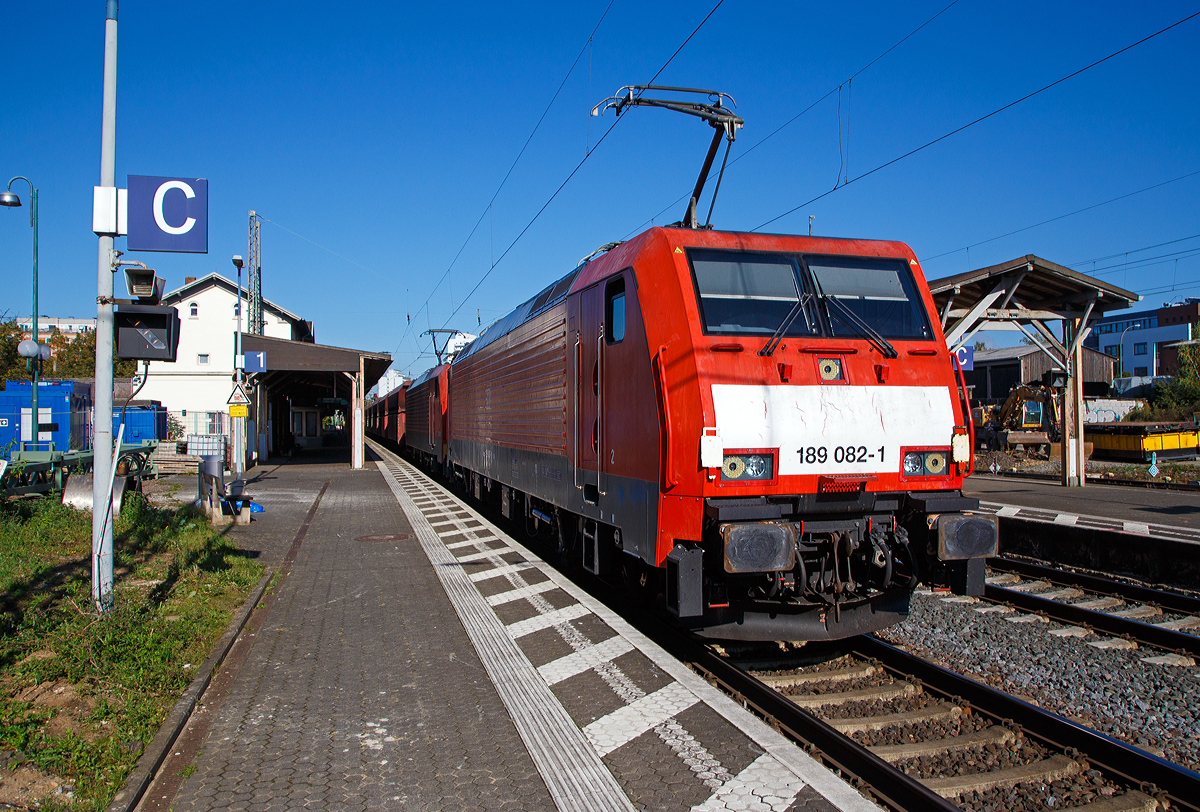 Ein „Erzbomber“ auf dem Weg an die Saar....
Die DB 189 082-1 und eine Weitere 189er der DB Cargo AG fahren am 08.10.2021 mit einem Erzzug durch den Bahnhof Bonn-Beuel in Richtung Koblenz.

Auffllig ist das die 189 082-1 vorne ein Schraubkupplung whren sie auf der anderen Seite eine automatischen UIC-Kupplung (AK) hat.