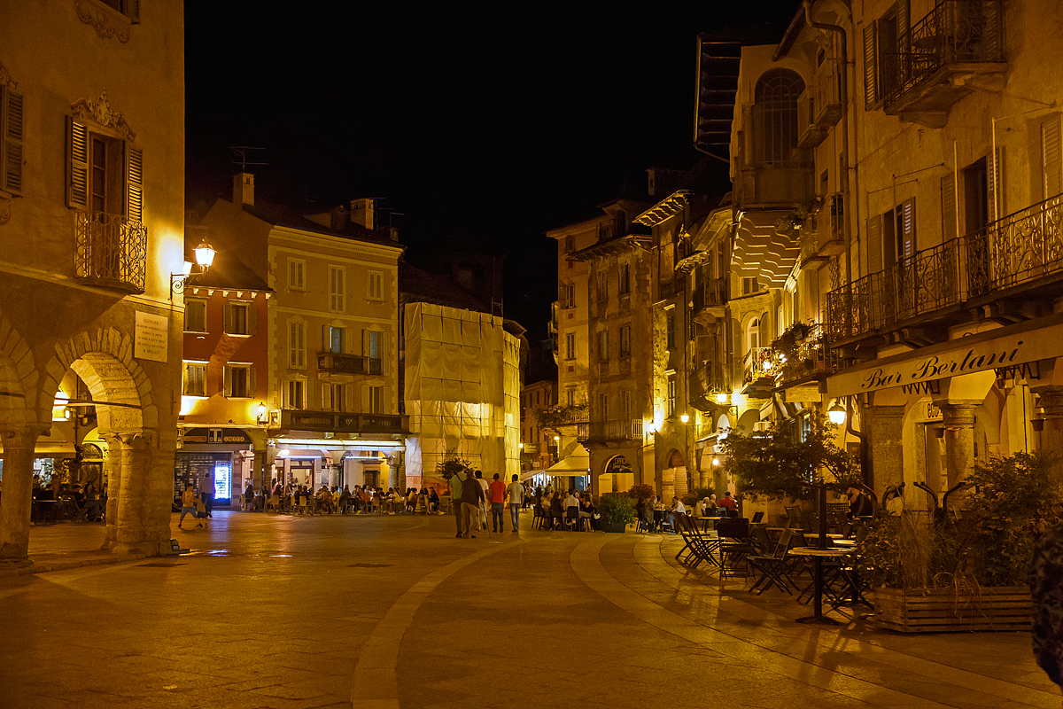 Ein abendlicher Blick auf den Marktplatz (Piazza del Mercato) in der Altstadt von Domodossola am 07.09.2021.