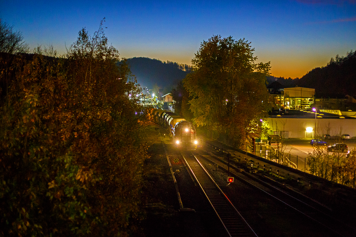 
Ein abendlicher Blick von der Brücke Wolfsweg („Achenbachs Brücke“) auf den Bahnhof Herdorf am 05.11.2020. Im Vordergrund die Vossloh G 12 „Karl August“ 92 80 4120 001-7 D-KAF der KAF Falkenhahn Bau AG mit einem Schotterzug beim Einschottern.