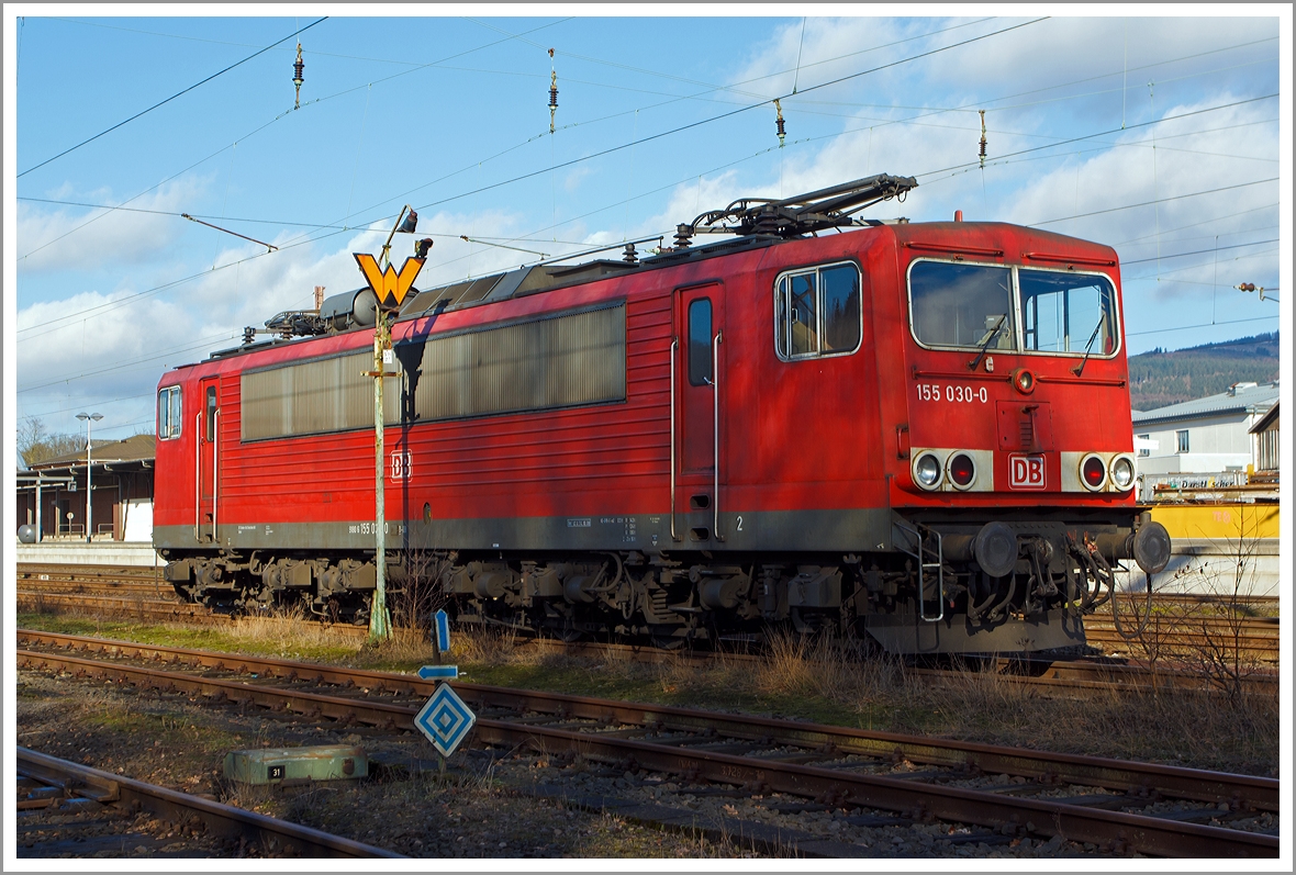 Ein abgestellter  Strom-Container ....

Die 155 030-0 (ex DR 250 030-4) der DB Schenker Rail Deutschland AG abgestellt am 02.02.2014 in Kreuztal.

Die Lok wurde 1977 bei LEW (VEB Lokomotivbau Elektrotechnische Werke Hans Beimler) in Hennigsdorf unter der Fabriknummer 16106 gebaut und als 250 030-4 an die DR (Deutsche Reichsbahn) geliefert.

Seit 2007 hat sie die NVR-Nummer 91 80 6155 030-0 D-DB

Wegen ihres doch sehr zweckmäßigen Aufbaus und der Ähnlichkeit ihrer Form mit einem ISO-Container bekam diese Baureihe den Spitznamen  Strom-Container .

Technische Daten:
Spurweite: 1.435 mm
Achsanordnung: Co`Co`
Länge über Puffer:  19.600 mm
Drehzapfenabstand:  11.200 mm
Gesamtradstand:  14.500 mm
Dienstmasse:  123,0 t
Radsatzfahrmasse:  20,5 t
Höchstgeschwindigkeit:  125 km/h
Stundenleistung:  6 × 900 kW = 5.400 kW 
Dauerleistung:  5.100 kW 
Anfahrzugkraft:  480 kN
Dauerzugkraft:  196 kN
Stromsystem:  15 kV 16,7 Hz
Anzahl der Fahrmotoren:  6