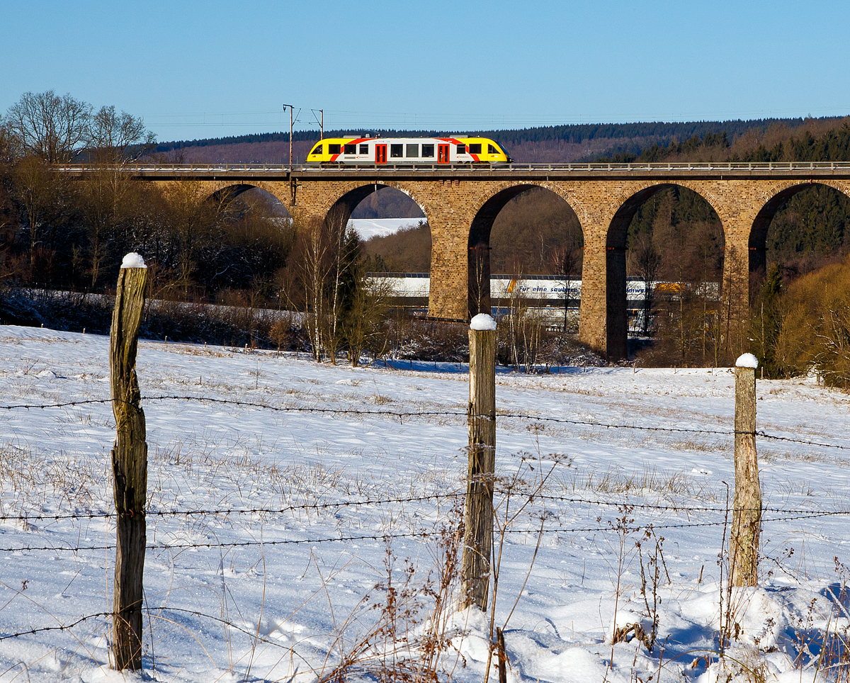 
Ein Alstom Coradia LINT 27 (BR 640) der HLB (Hessische Landesbahn) fährt am 21.01.2017, als RB 95  Sieg-Dill.Bahn   Siegen - Dillenburg, Umlauf RB 61665, über den Rudersdorfer Viadukt in Richtung Dillenburg und erreicht bald Rudersdorf.