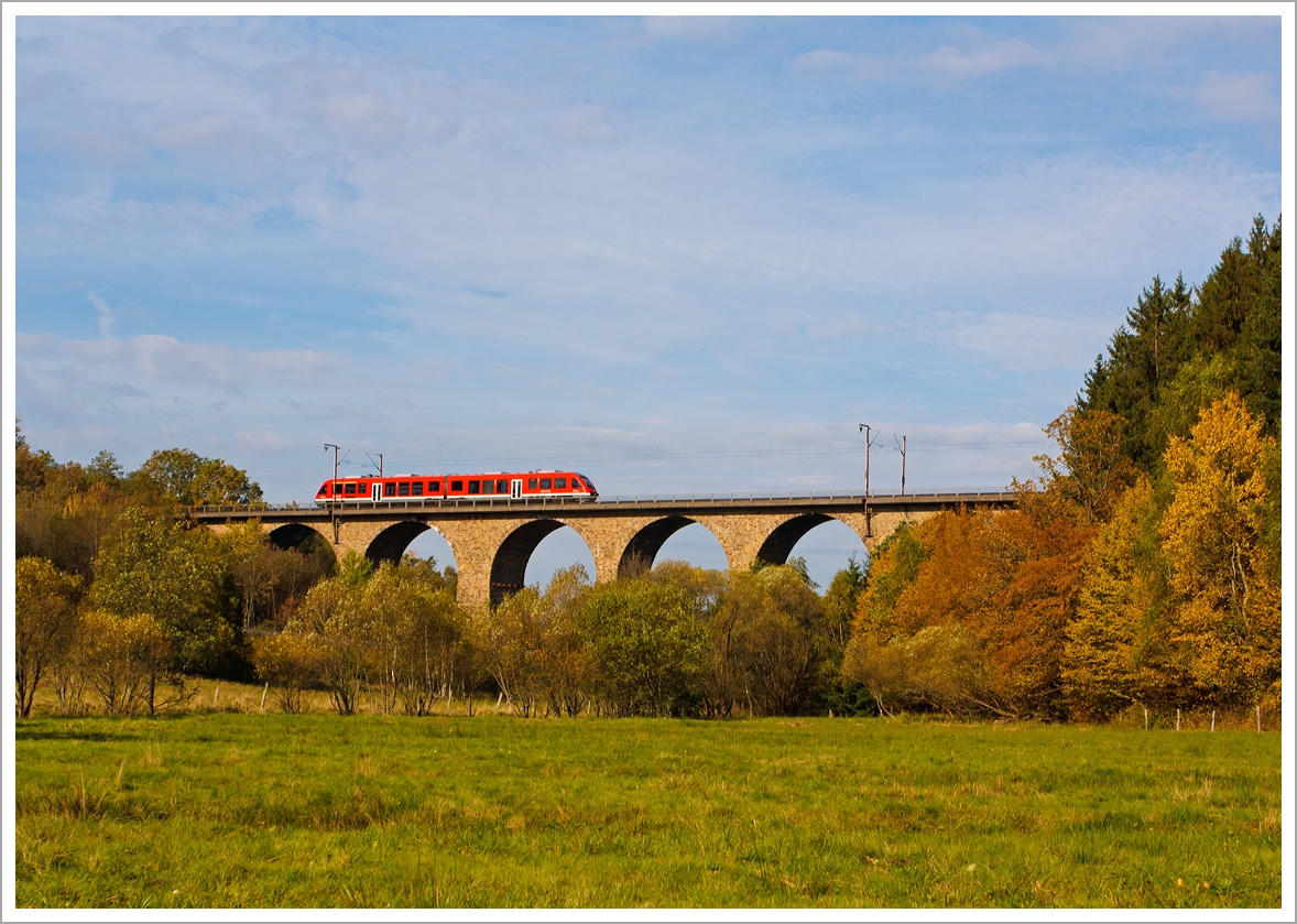 Ein Alstom Coradia LINT 41 (Dieseltriebwagen BR 648) der DreiLnderBahn fhrt am 19.10.2013 als RB 95 (Au/Sieg-Siegen-Dillenburg) ber den Rudersdorfer Viadukt in Richtung Dillenburg, nchster Halt ist Rudersdorf. 

Der Rudersdorfer Viadukt wurde zwischen 1914 und 1915 gebaut, und gehrt zu den  Ingenieur-Grobauwerken der Dillstrecke (KBS 445).
