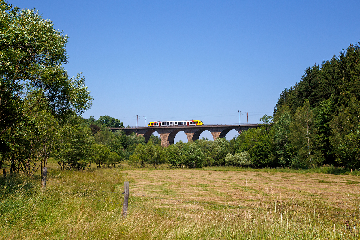 
Ein Alstom Coradia LINT 41 (BR 648) der HLB (Hessische Landesbahn) fährt am 02.07.2015, als RB 95  Sieg-Dill.Bahn  Dillenburg - Siegen - Au/Sieg, über den Rudersdorfer Viadukt, nächster Halt ist Siegen.