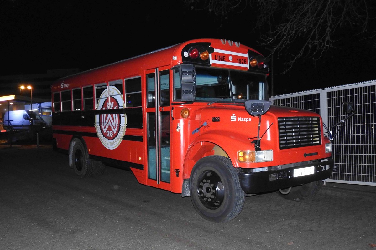 ein alter Schoolbus als Werbefahrzeug fr den SV Wehen-Wiesbaden, Dezember 2015