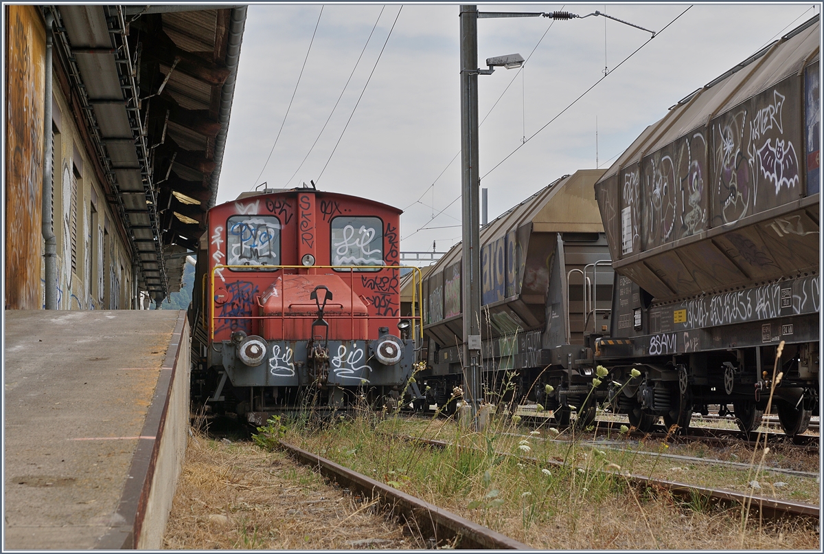 Ein Anblick wie vor gut dreissig Jahren viele Land-Station boten: Ein Tm I besorgt das den Tag über anfallende Manöver, um dann die Abfuhr bereitzustellen, welche ein  Stücker  dann abholt. 

Der Landi Tm I an der Rampe des Lagerhauses in Les Hauts-Geneveys.

Hinweis: für das Fotografieren auf dem Landgelände lag eine mündliche Bewilligung vor.

12. August 2020