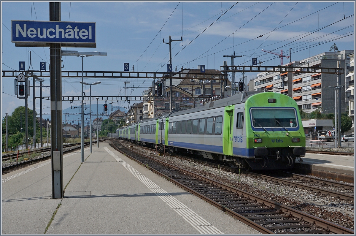 Ein aus EW III formierter BLS RE von Bern nach La Chaux-de-Fonds verlässt Neuchâtel. 

10. August 2020