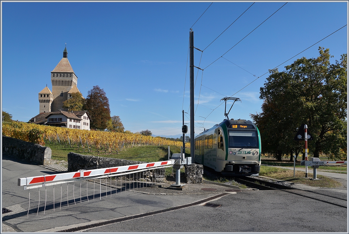 Ein BAM Be 4/4 SURF-Regionalzug verlässt den Halt Vufflens le Château Richtung Morges.
17. Okt. 2017