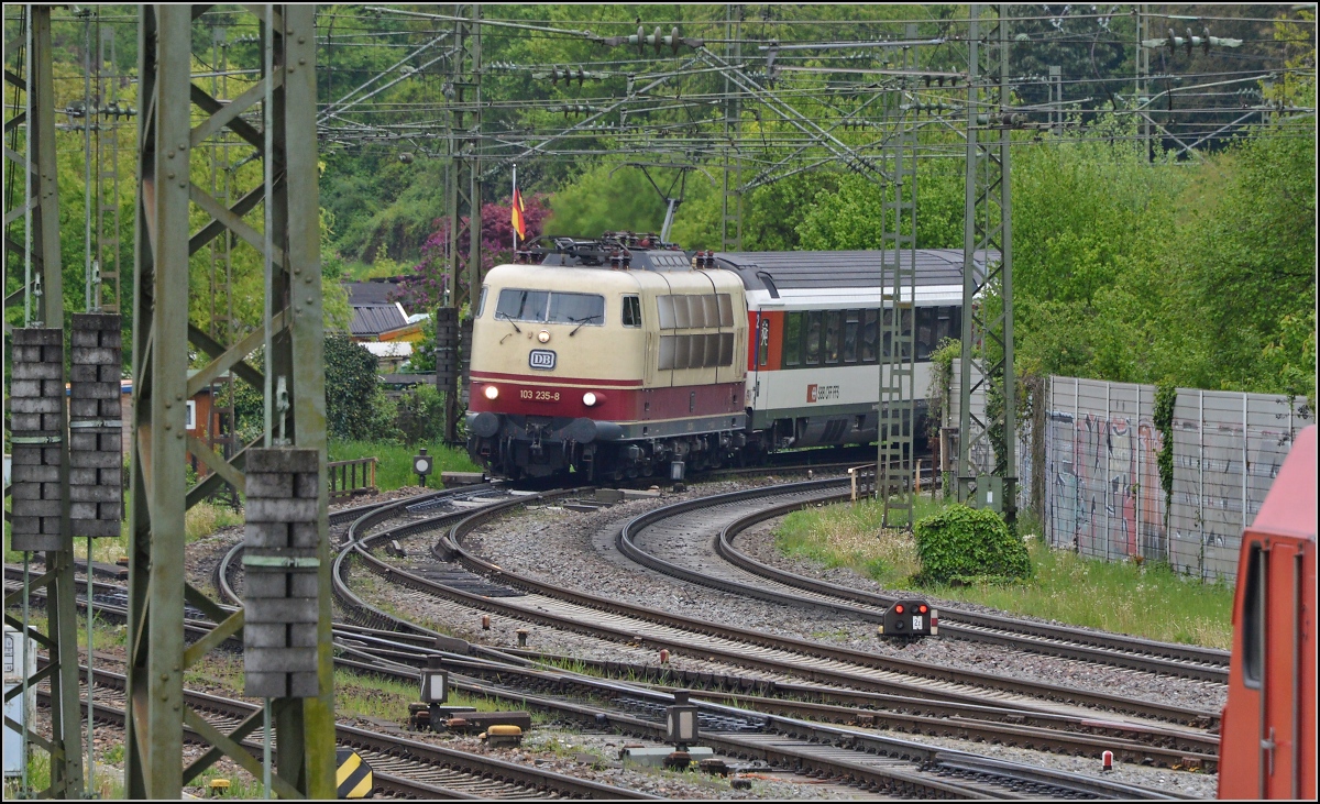 Ein Besuch in Singen am Hohentwiel. Man glaubt es kaum, aber 103 235-8 kommt zur letzten Fahrt eines Tf ausnahmsweise nach Singen. Hier bei der Einfahrt in den Bahnhof. April 2014.

Anmerkung: Die Zusammenfassung ist unter der Kategorie Singen, unter der Kategorie BR 103 sind eine ganze Reihe Bilder zu finden. Beim Dreilichtspitzensignal habe ich entgegen meiner Gewohnheit ein fehlendes Licht beleuchtet...