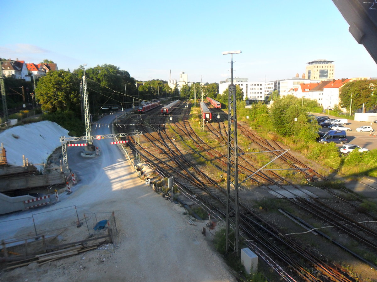 Ein  Blick auf eine Ulmer Abstellanlage neben dem Ulmer Landratsamt.

Zu sehen mehrere N - Wagen; 3 611er darunter 611 013, 611 032 und 611 029; und ein Triebwagen der Baureihe 440.

Juli 2016