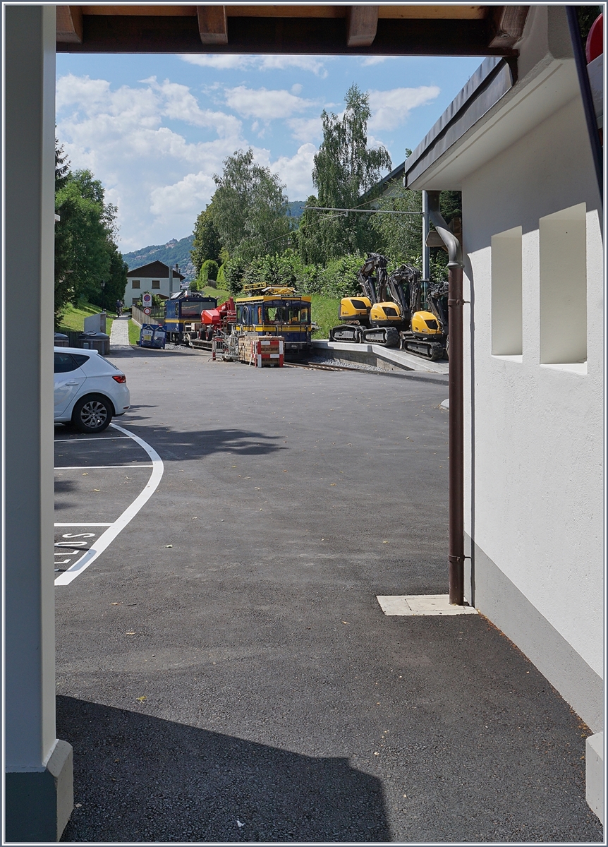 Ein Blick vom Bahnhofsgebàude auf den MOB Tm 4 auf dem überraschend sehr aufwändig sanierten  Abstellgleis  im neuen Bahnhof von St-Légier. 

7. Juli 2019