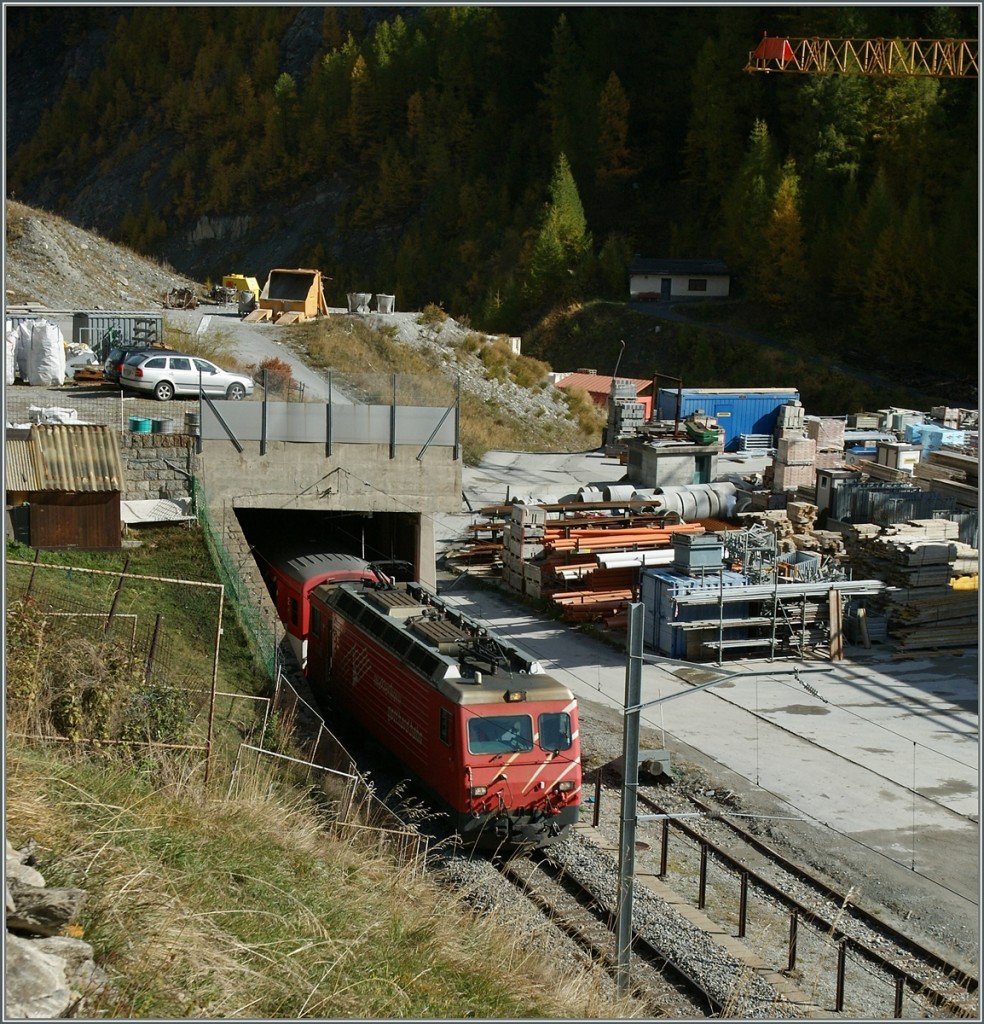 Ein Blick hinter die Kulissen: Das schmucke Zermatt hat auch seine  Schattenseiten  die wohl kaum je eine Postkarte zieren; weit geflliger hingegen wirkt die MGB HGe 4/4 die mir ihrem Regionalzug in Zermatt eintrifft.
21. Okt. 2013