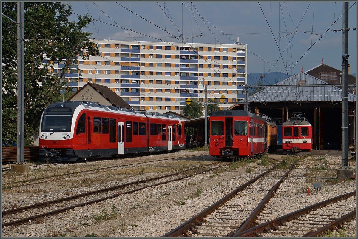 Ein Blick ins Dpt der NStCM in  Les Plantaz am 6. Juli 2015, wo schon der ABe 4/8 N 42 auf seine Inbetriebssetzung wartet.
