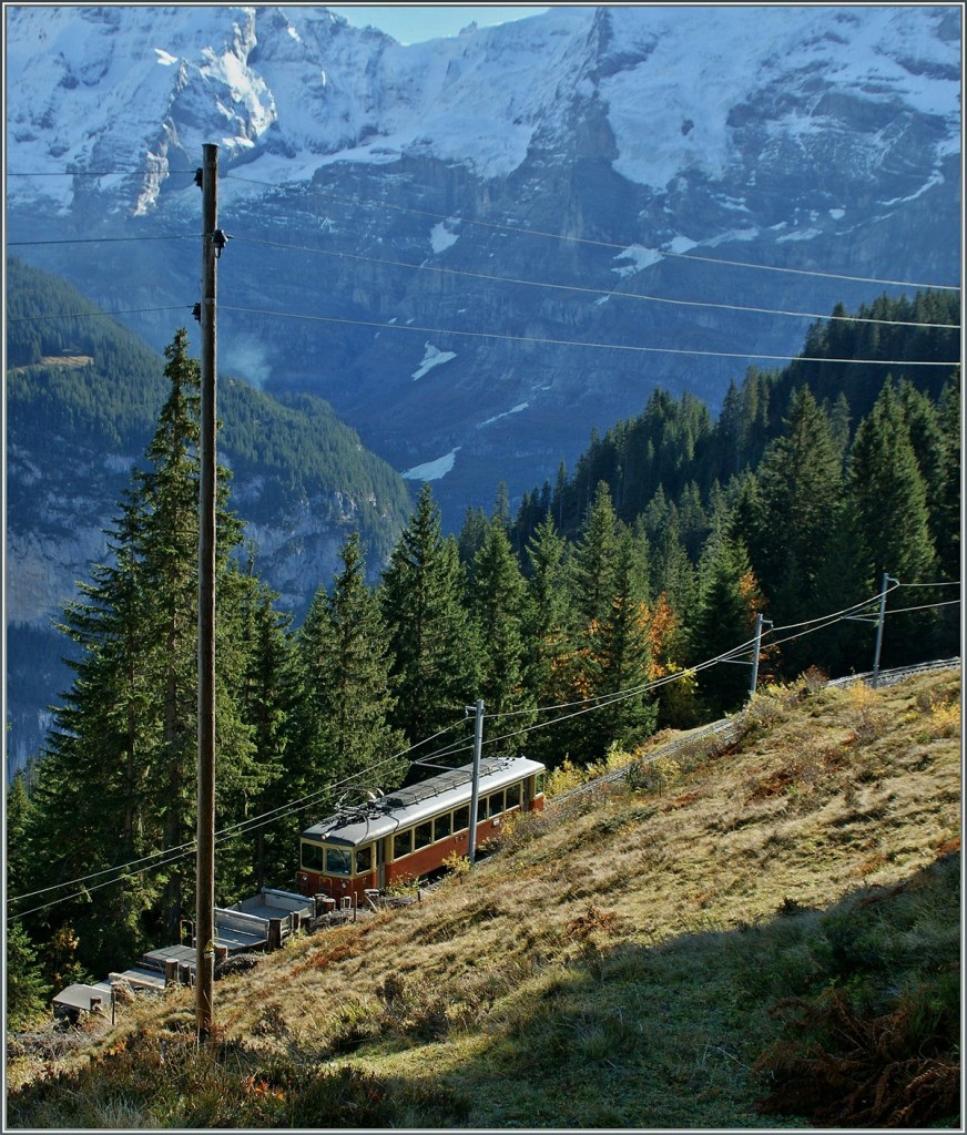 Ein BLM -Triebwagen auf der Fahrt nach Mürren kurz nach der Abfahrt von Grütschalp.
24. Okt. 2013