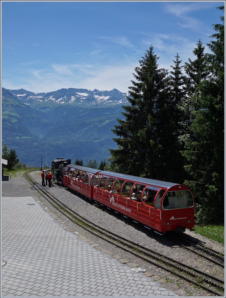 Ein Brienz Rothorn Bahn Zug wartet in Planalp auf den Gegenzug.
7. Juli 2016