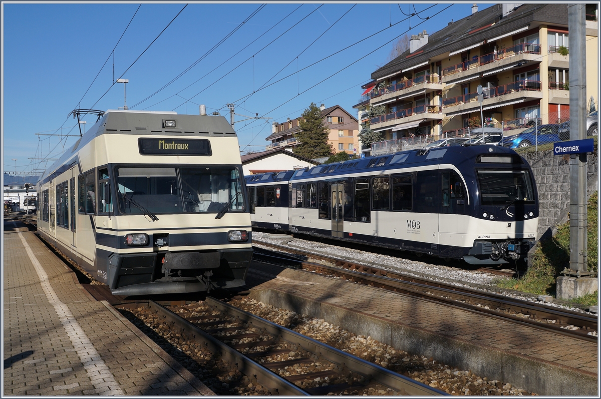 Ein CEV MVR GTW Be 2/6 bei Halt in Chernex, recht im Bild ein neuer MOB  Alpina 
8. Dez. 2016