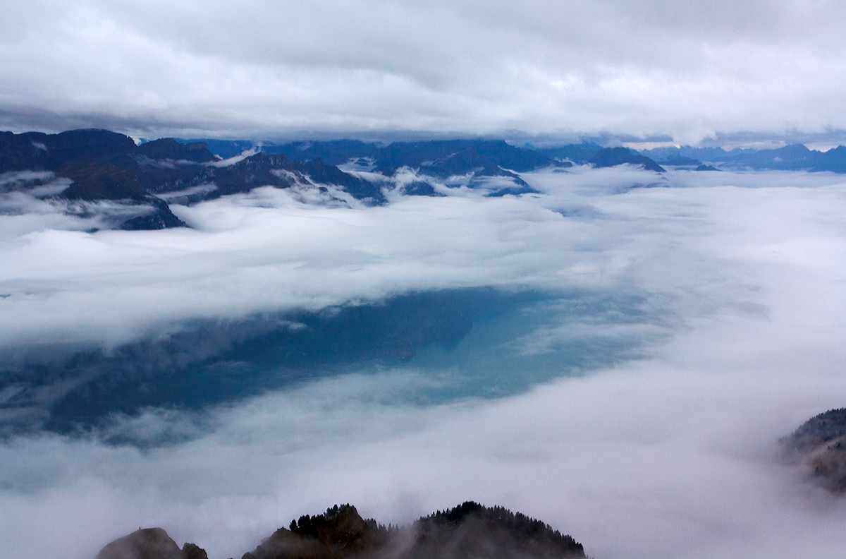 
Ein etwas anderer Blick vom Brienzer Rothorn auf den Brienzersee am 29.09.2012.