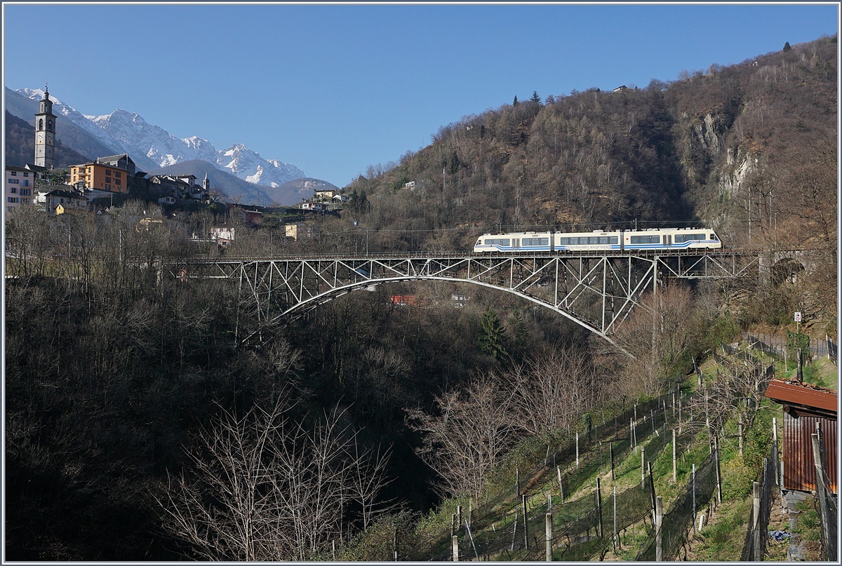 Ein FART Centovalli-Express Be 4/8 im Regionalzugsdienst Locarno - Camedo - Locarno auf der 132 Meter langen Isorno Brücke bei Intragna.
16. März 2017