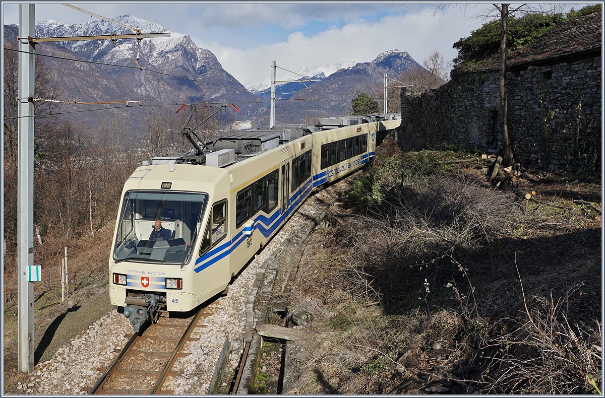 Ein FART Centovalli-Express kurz nach Tronatan auf dem Weg Richtung Domodossola.
1. März 2017