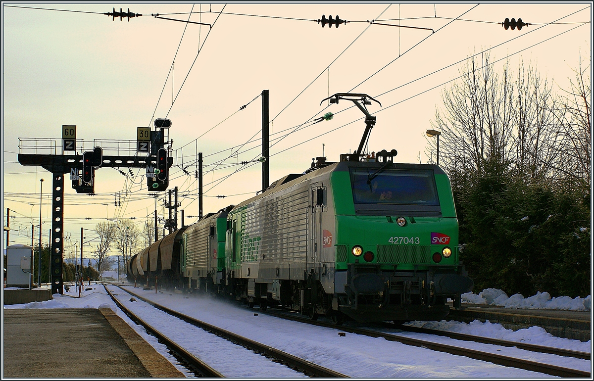 Ein fleiiges und ein faules  Fretchen  mit einem Gterzug in Frasne.
An der Spitze des leeren Getreidezugs aus Italien die 27043 mit gut gelaunten Lokfhrern. 

2. April 2010 
