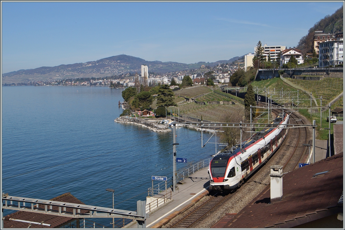 Ein Flirt als S1 nach Yverdon verlässt die Haltestelle Veytaux Chillon. 
13. April 2015