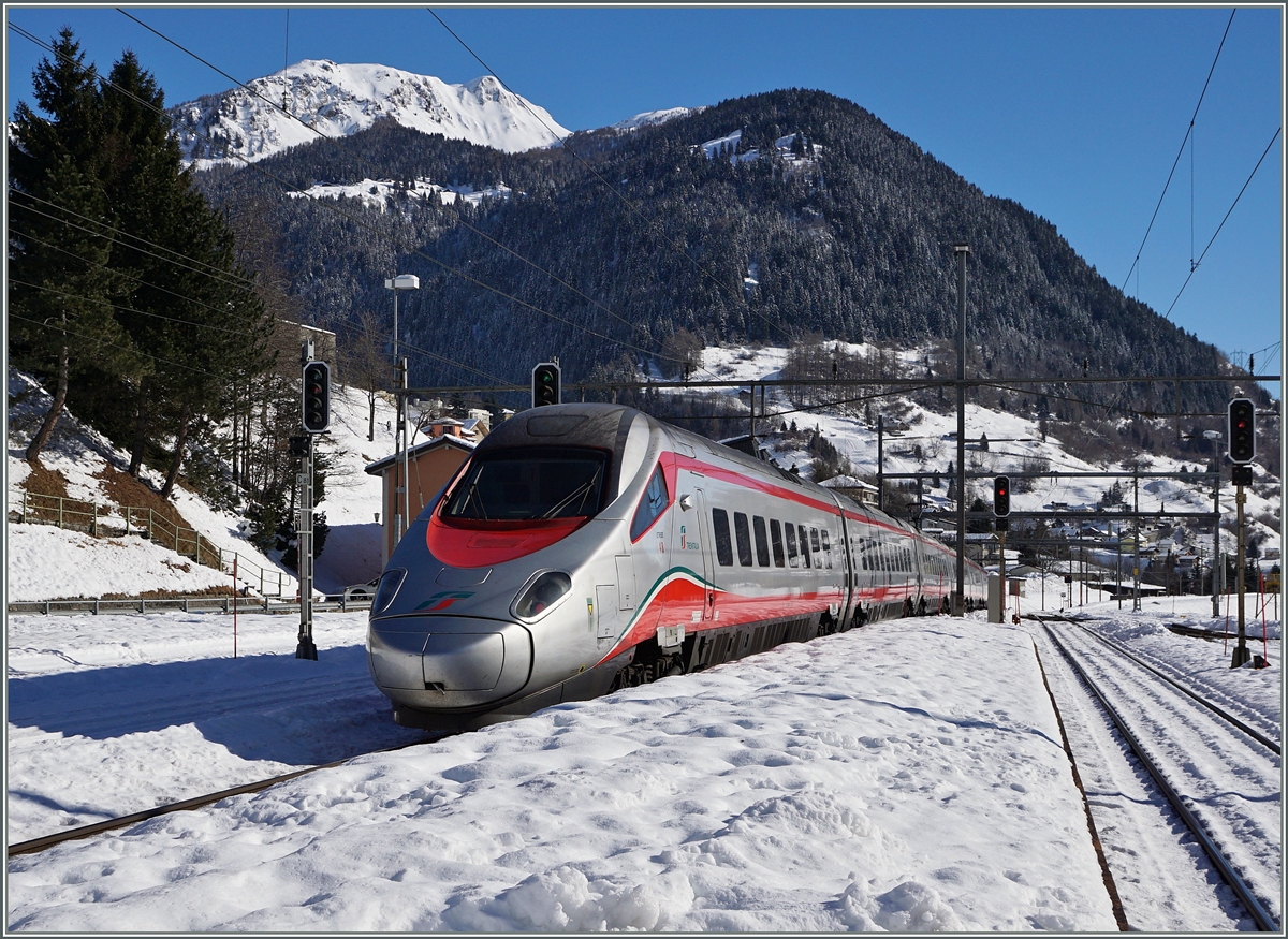 Ein FS ETR 610 verlässt den ohne Halt durchfahrenen Bahnhof Airolo Richtung Süden.
11. Feb. 2016